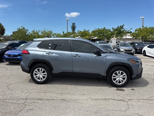 2024 Toyota Corolla Cross L photo 2