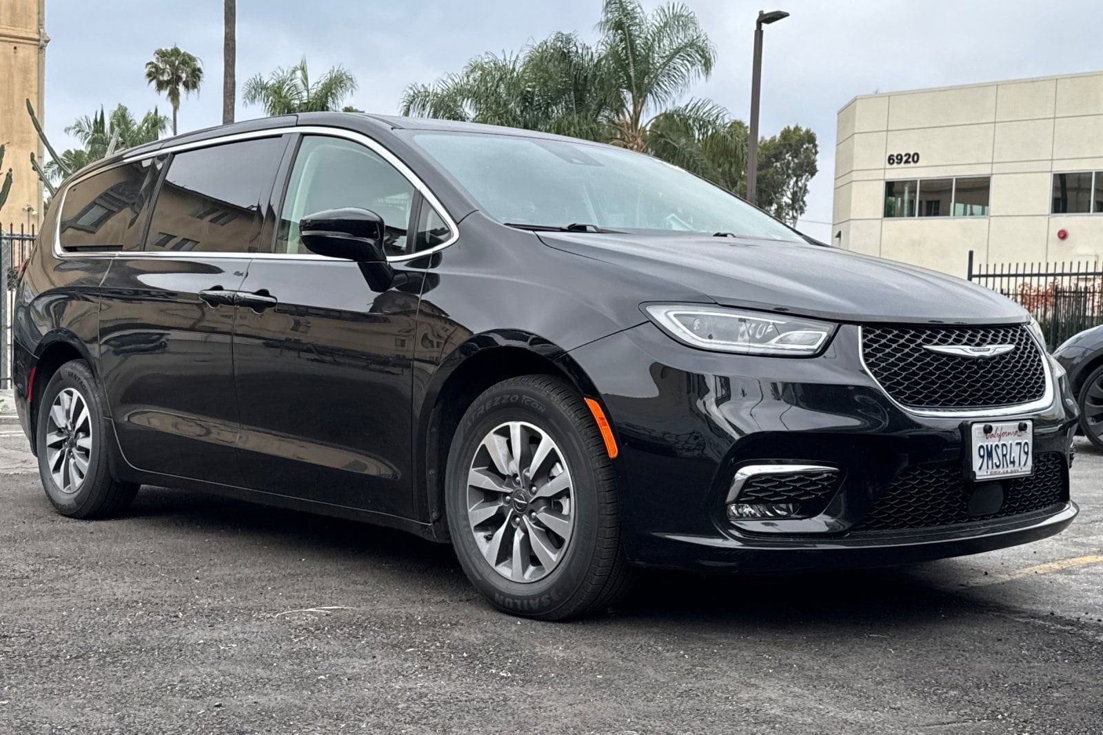 Used 2024 Chrysler Pacifica PHEV Select with VIN 2C4RC1S73RR185288 for sale in Los Angeles, CA