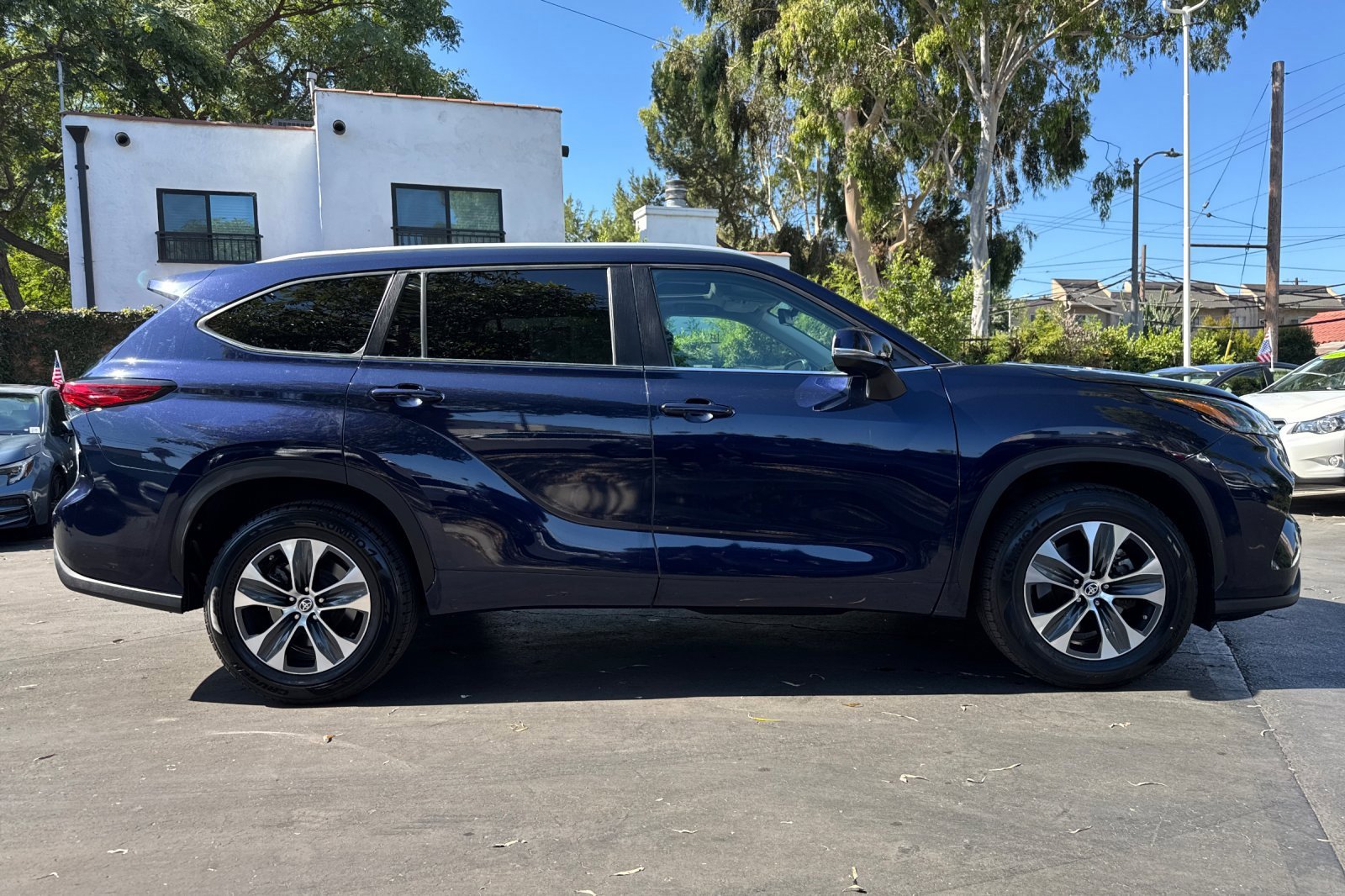 2023 Toyota Highlander L photo 3