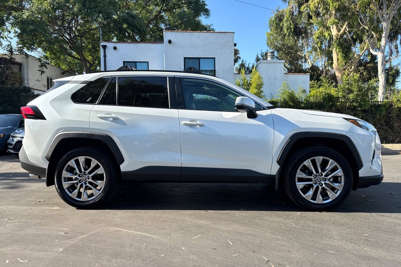 2023 Toyota RAV4 XLE Premium photo 2