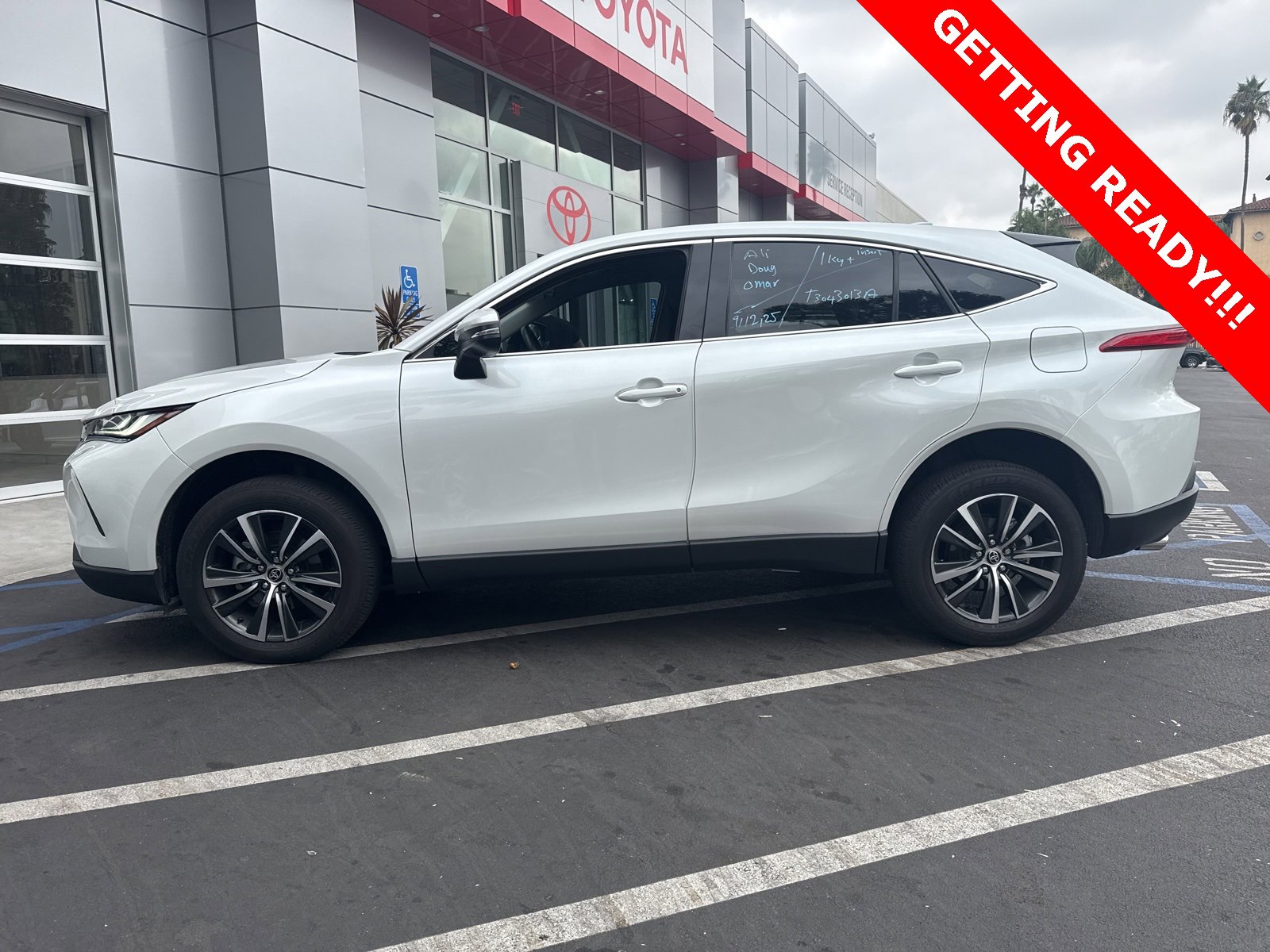 2023 Toyota Venza LE photo 2