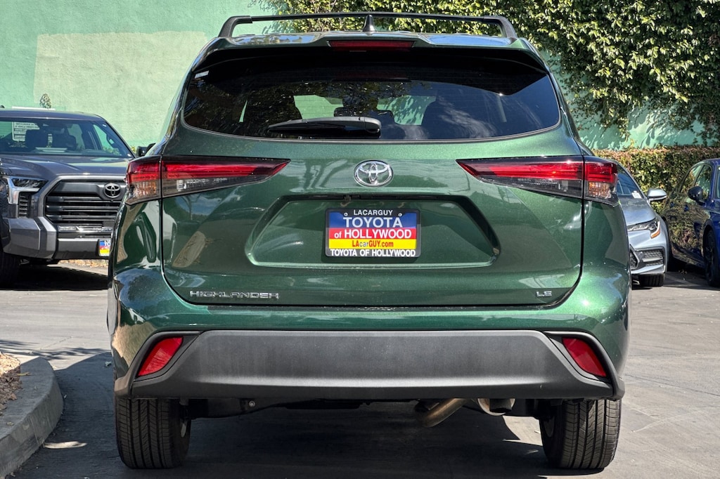 2024 Toyota Highlander LE photo 4