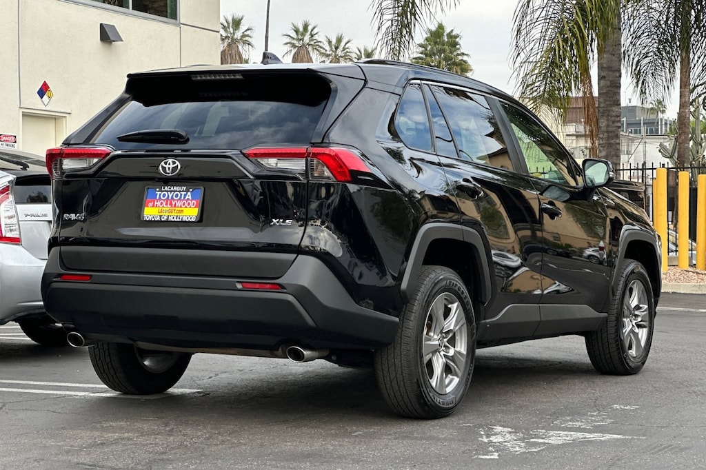 2024 Toyota RAV4 XLE photo 3