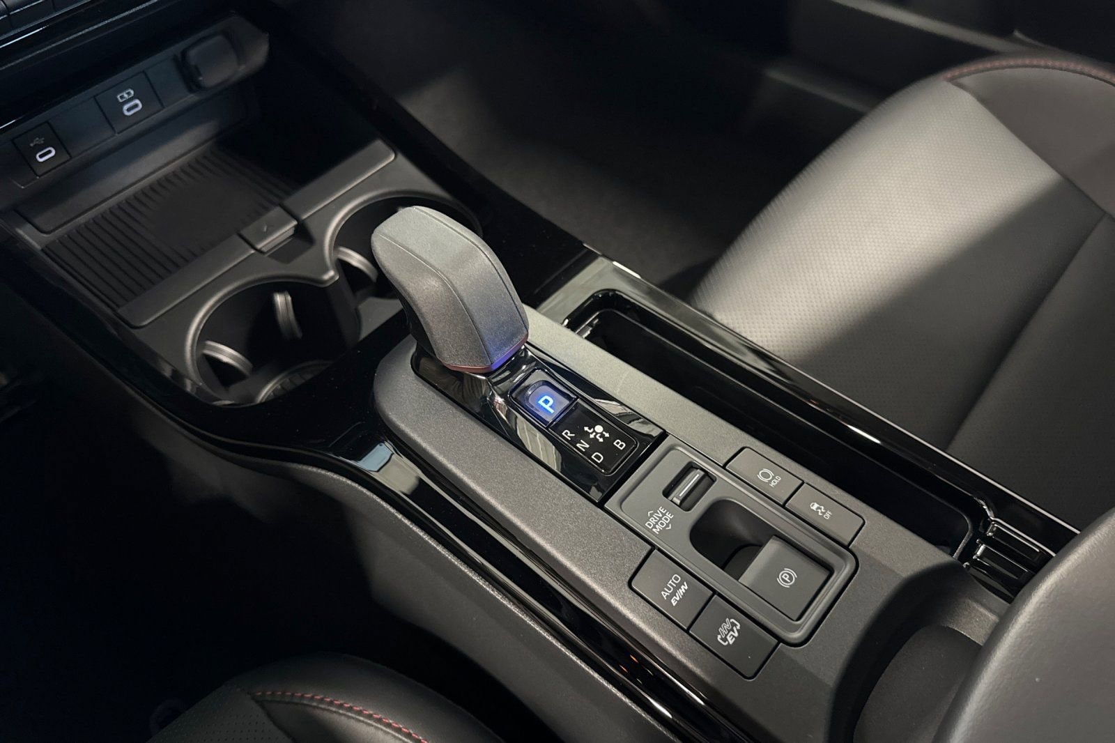 2026 Toyota Prius Plug-in Hybrid XSE - Photo 25