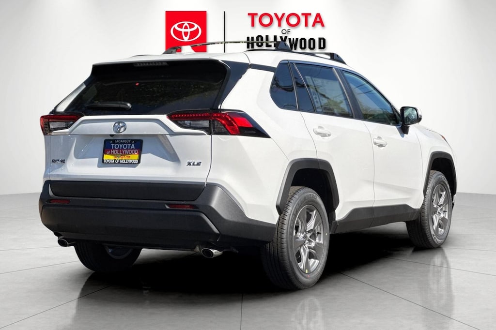 2025 Toyota RAV4 XLE photo 3