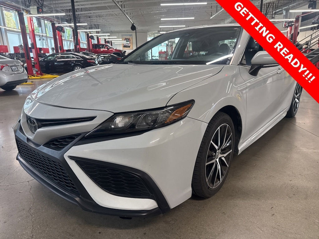 2023 Toyota Camry SE photo 3