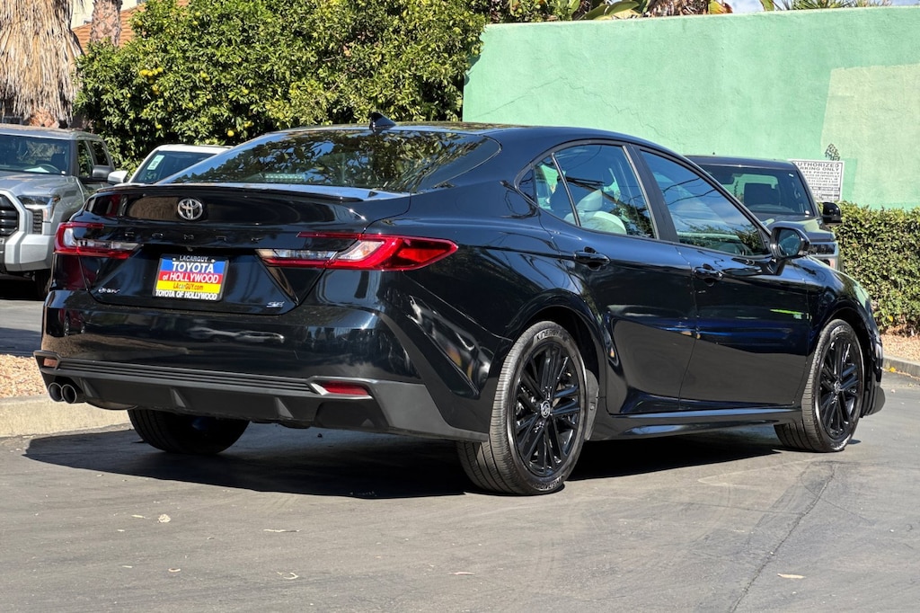 2025 Toyota Camry SE photo 4