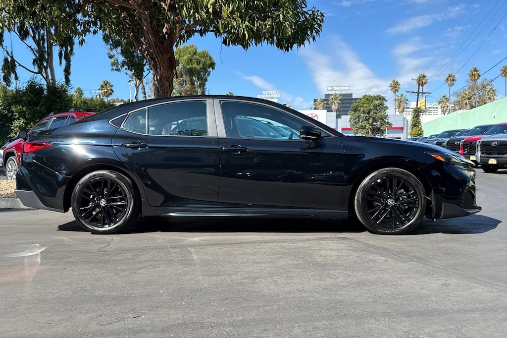 2025 Toyota Camry SE photo 3
