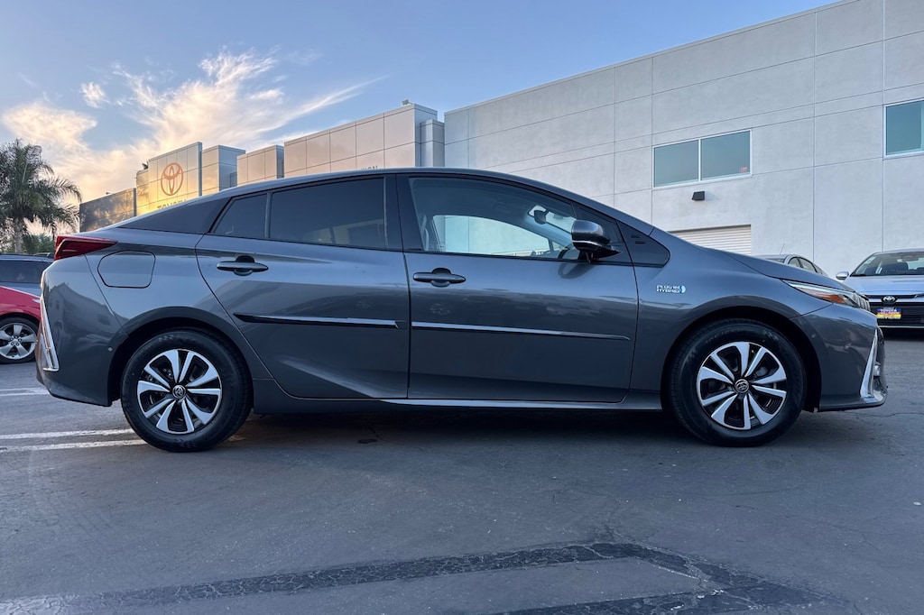 2018 Toyota Prius Prime Plus Premium Advanced photo 3