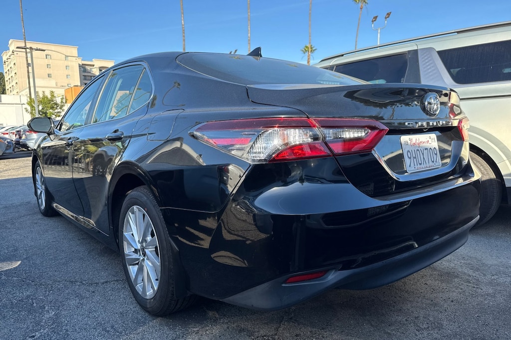 2023 Toyota Camry LE photo 3