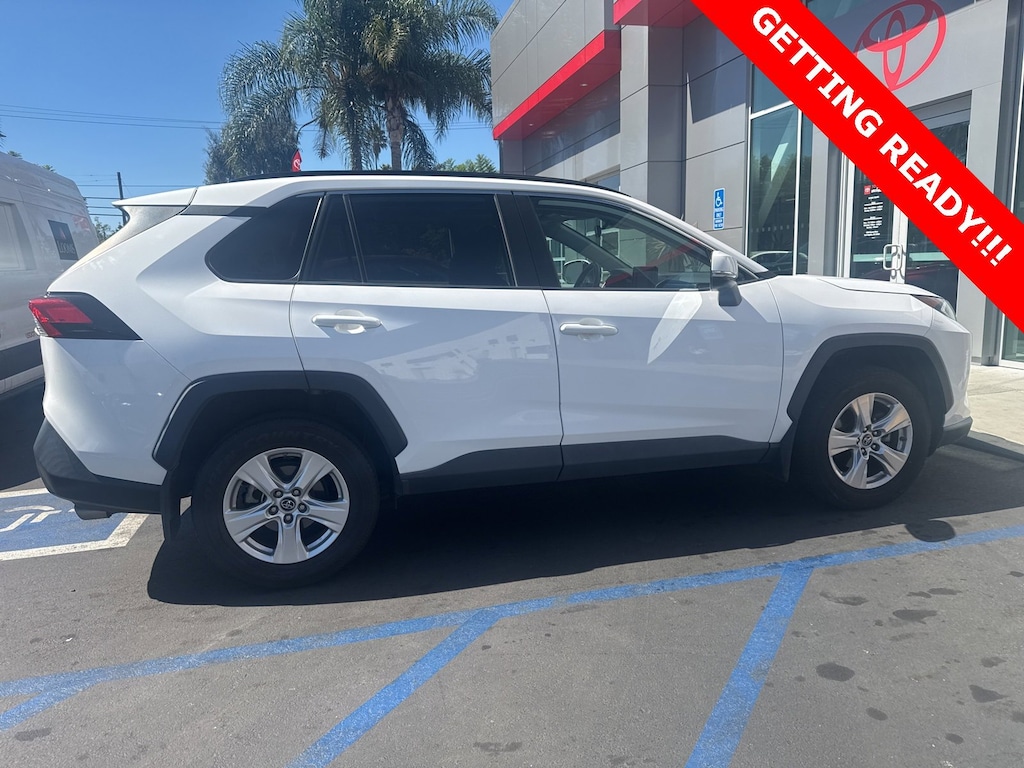 2019 Toyota RAV4 XLE photo 5