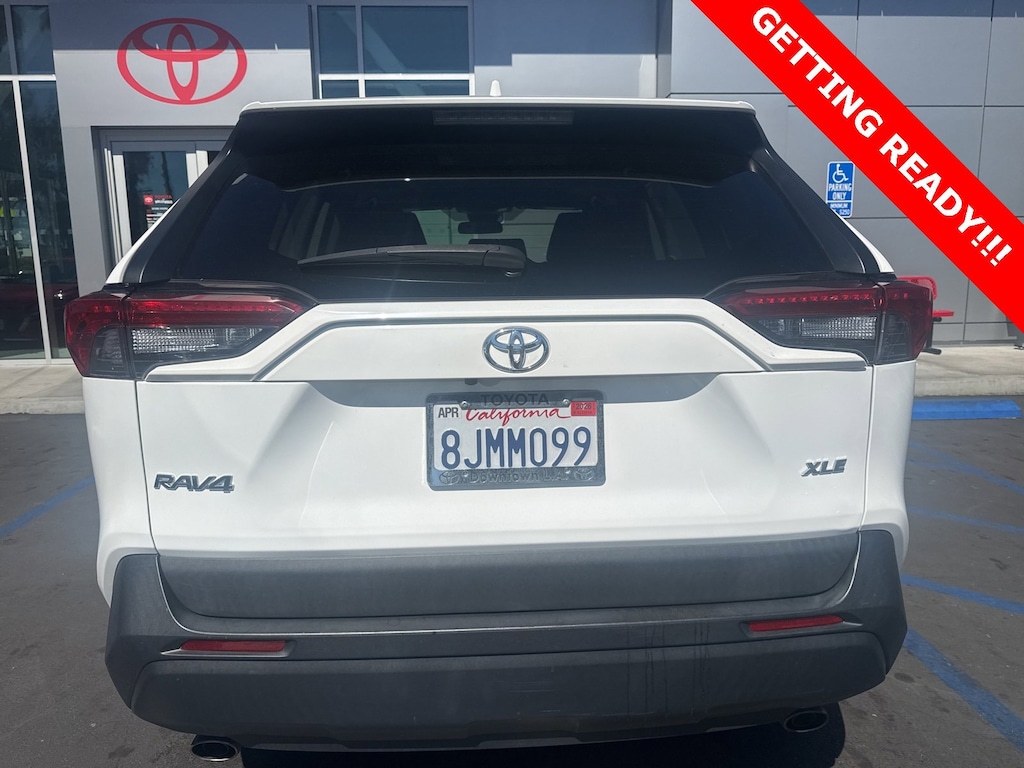 2019 Toyota RAV4 XLE photo 3