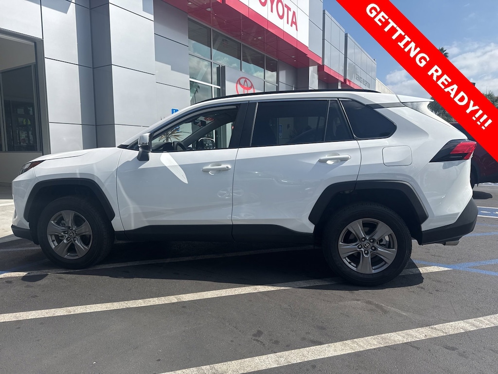 2024 Toyota RAV4 XLE photo 3