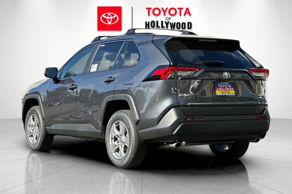 2025 Toyota RAV4 XLE photo 4