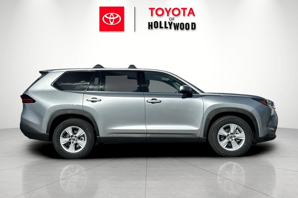 2026 Toyota Highlander Hybrid LE photo 2