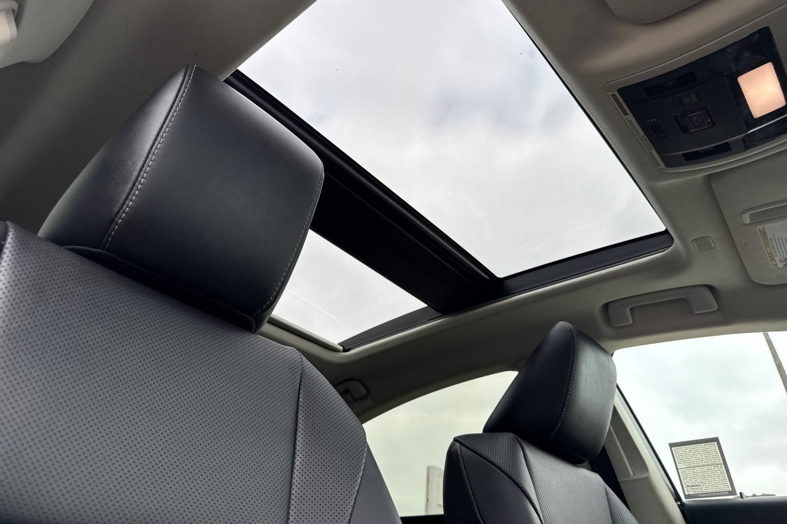 2023 Lexus ES 350 - Photo 17