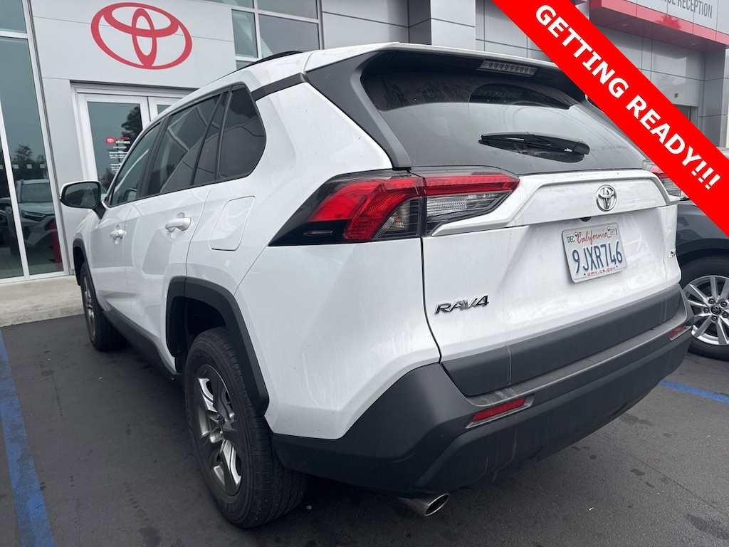 2024 Toyota RAV4 XLE photo 3