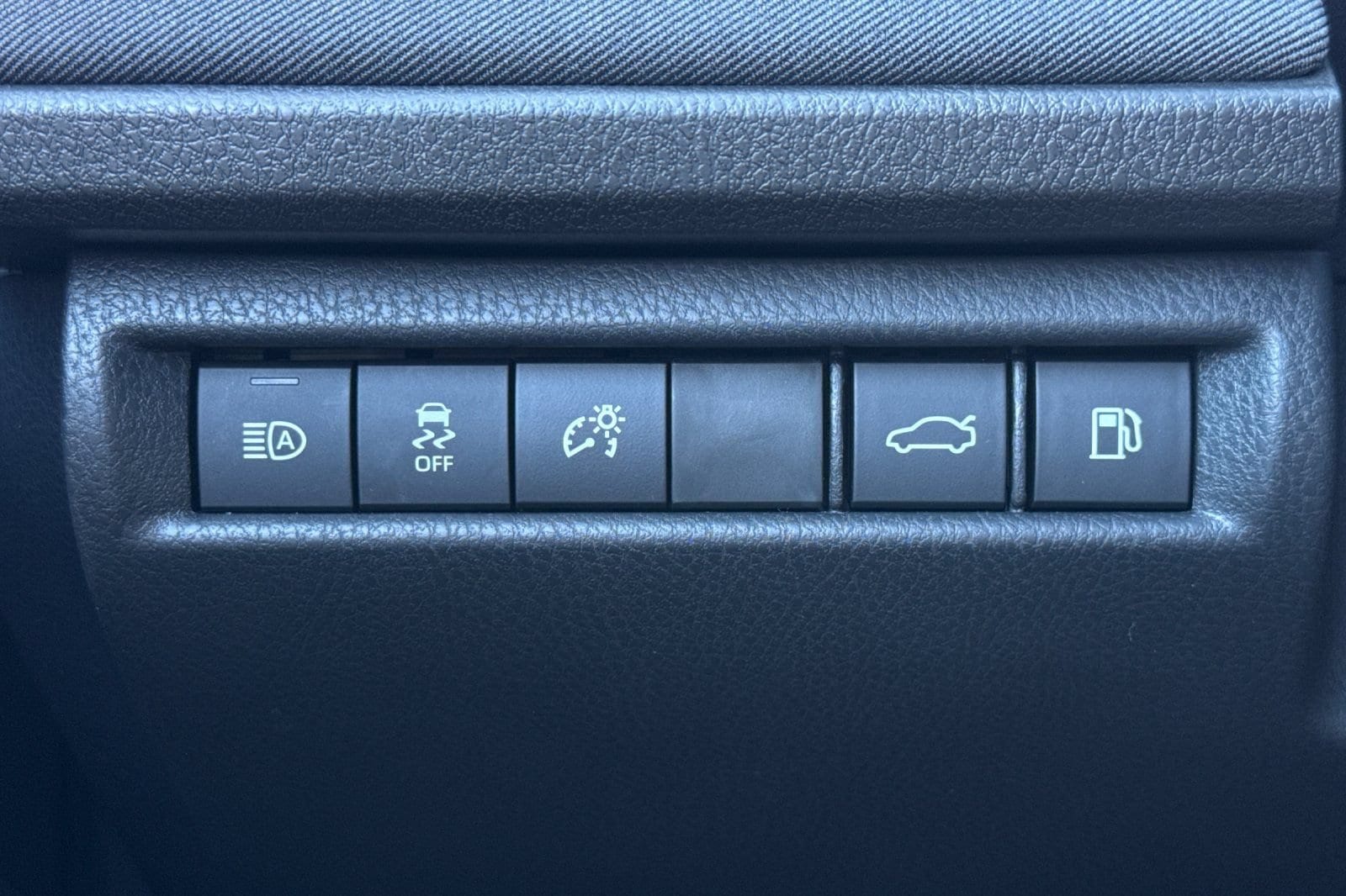 2026 Toyota Camry LE - Photo 29