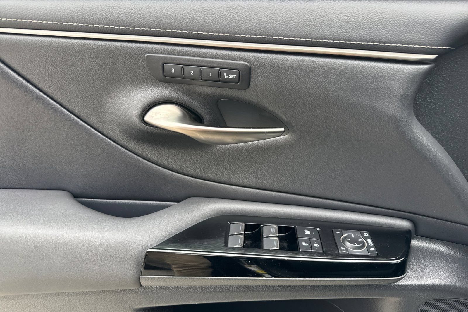 2023 Lexus ES 350 - Photo 11