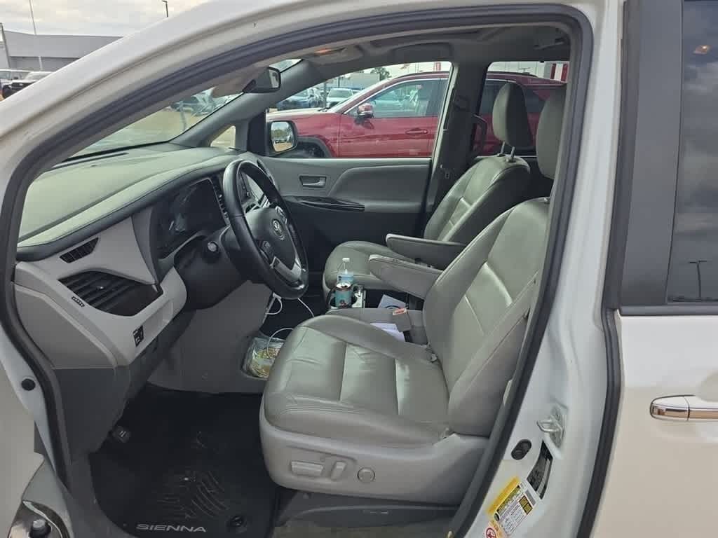 Thumbnail: 2019 Toyota Sienna - 8
