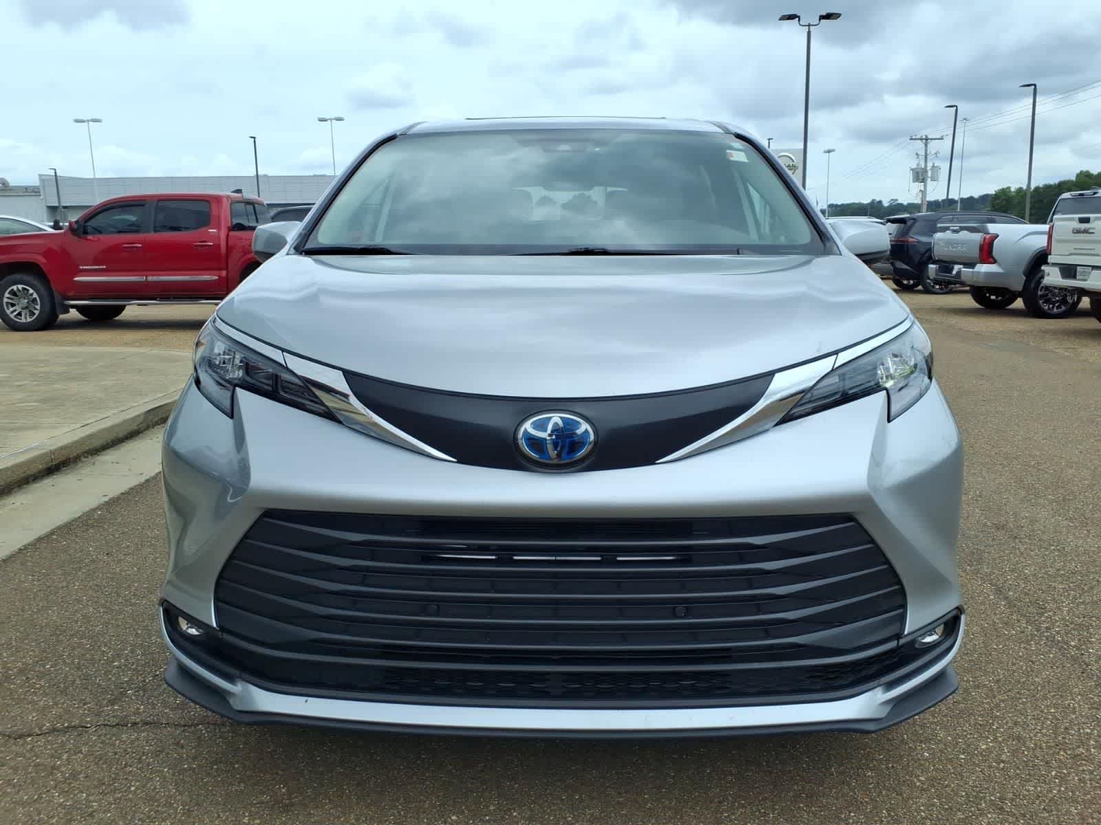 Thumbnail: 2025 Toyota Sienna - 2