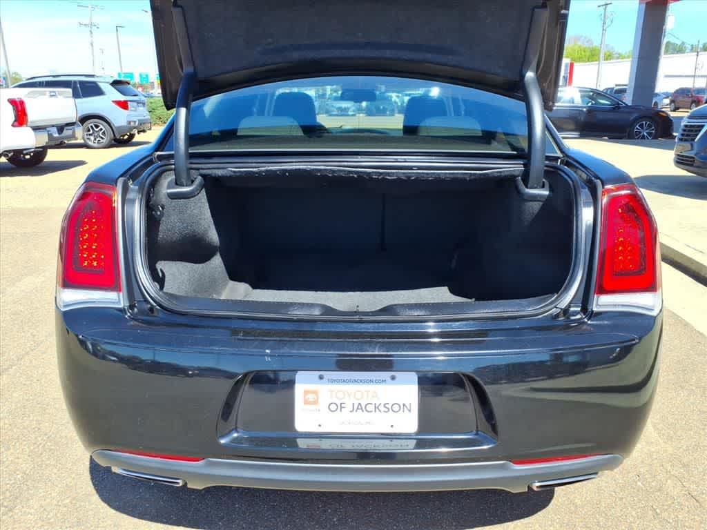 Thumbnail: 2019 Chrysler 300 - 8