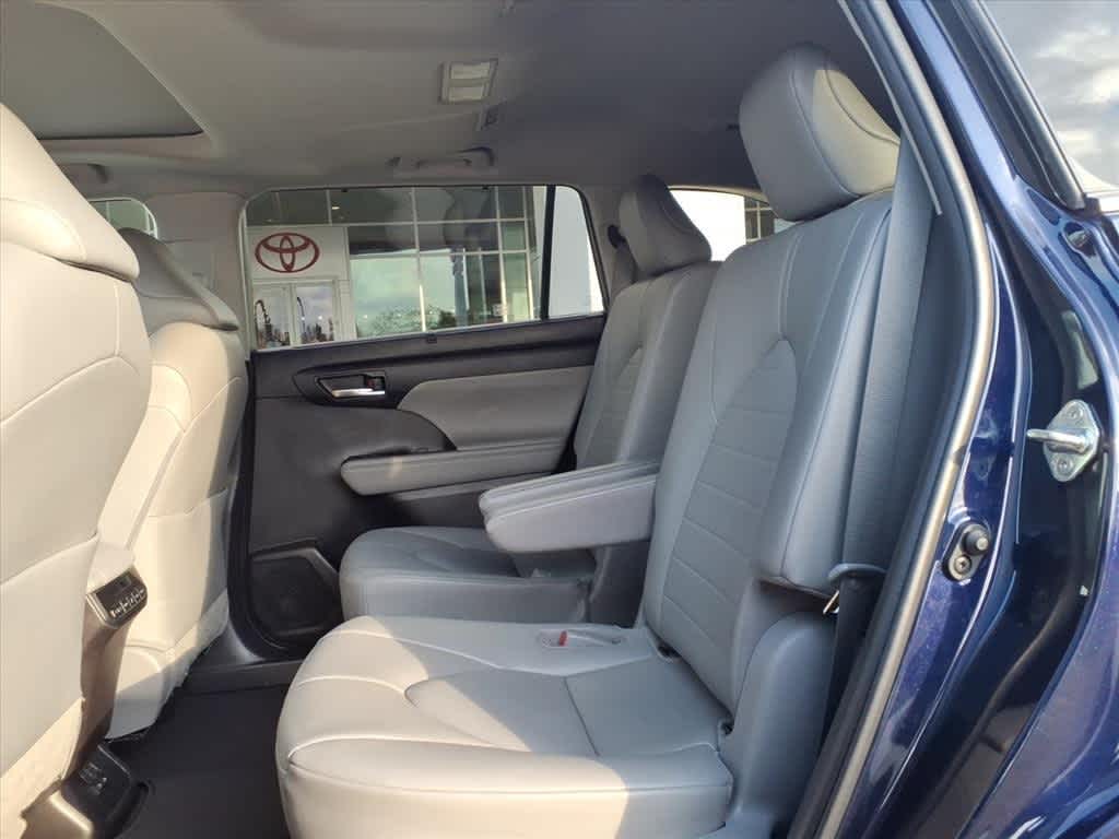 Thumbnail: 2023 Toyota Highlander - 29