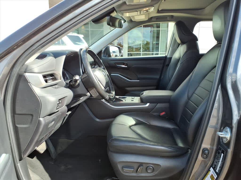 Thumbnail: 2023 Toyota Highlander - 25