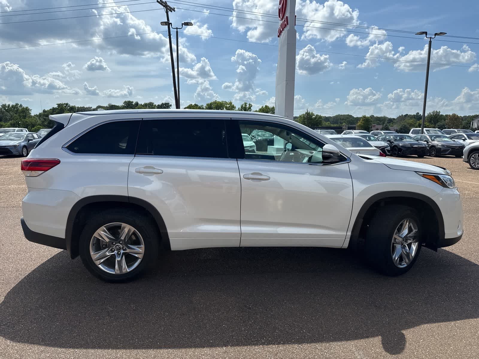 Thumbnail: 2017 Toyota Highlander - 3