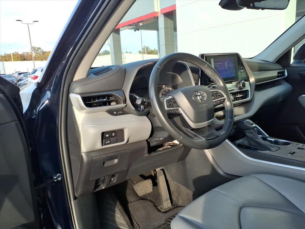 Thumbnail: 2023 Toyota Highlander - 11