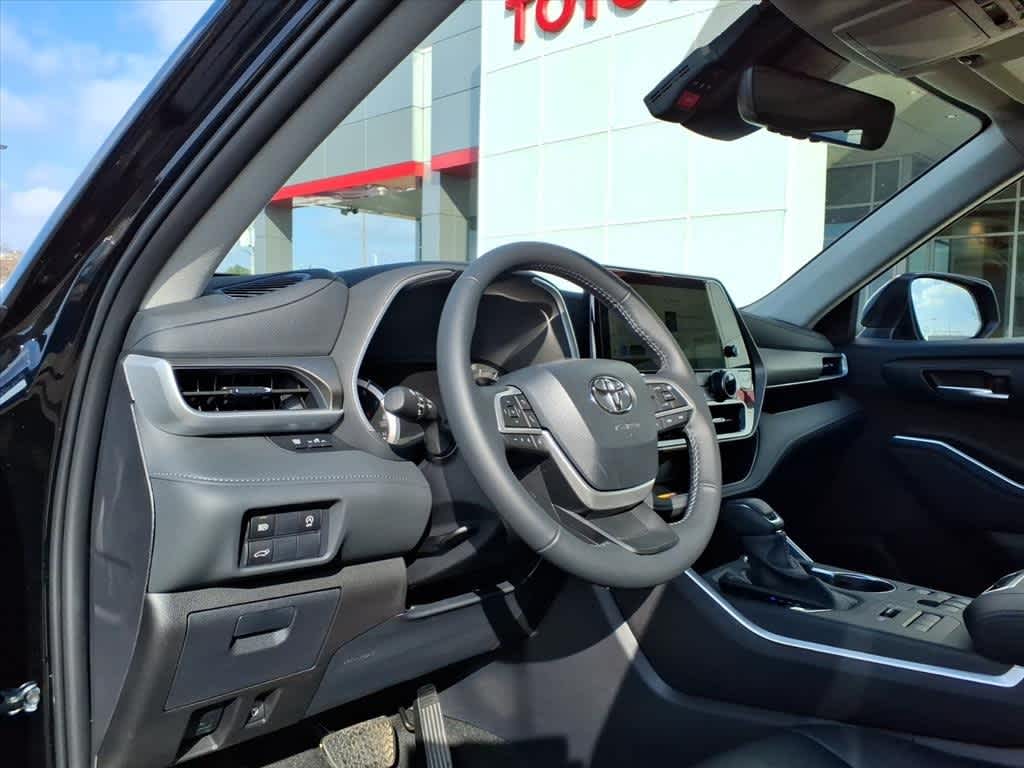 Thumbnail: 2026 Toyota Highlander - 11