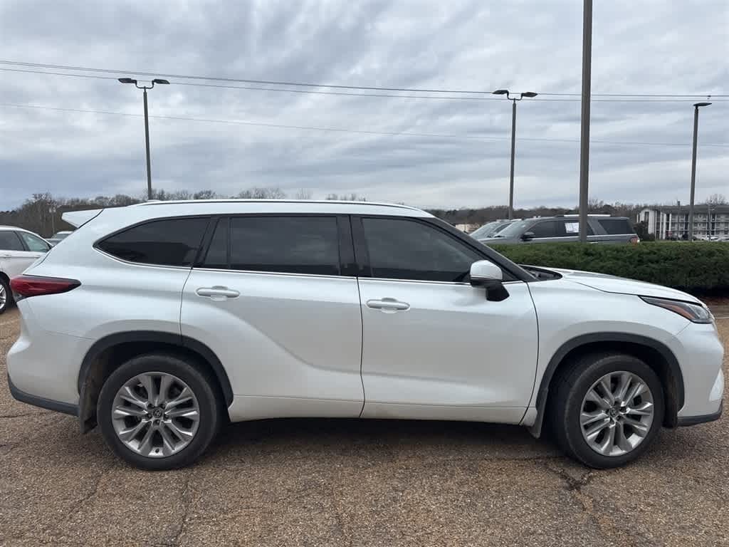 Thumbnail: 2023 Toyota Highlander - 3