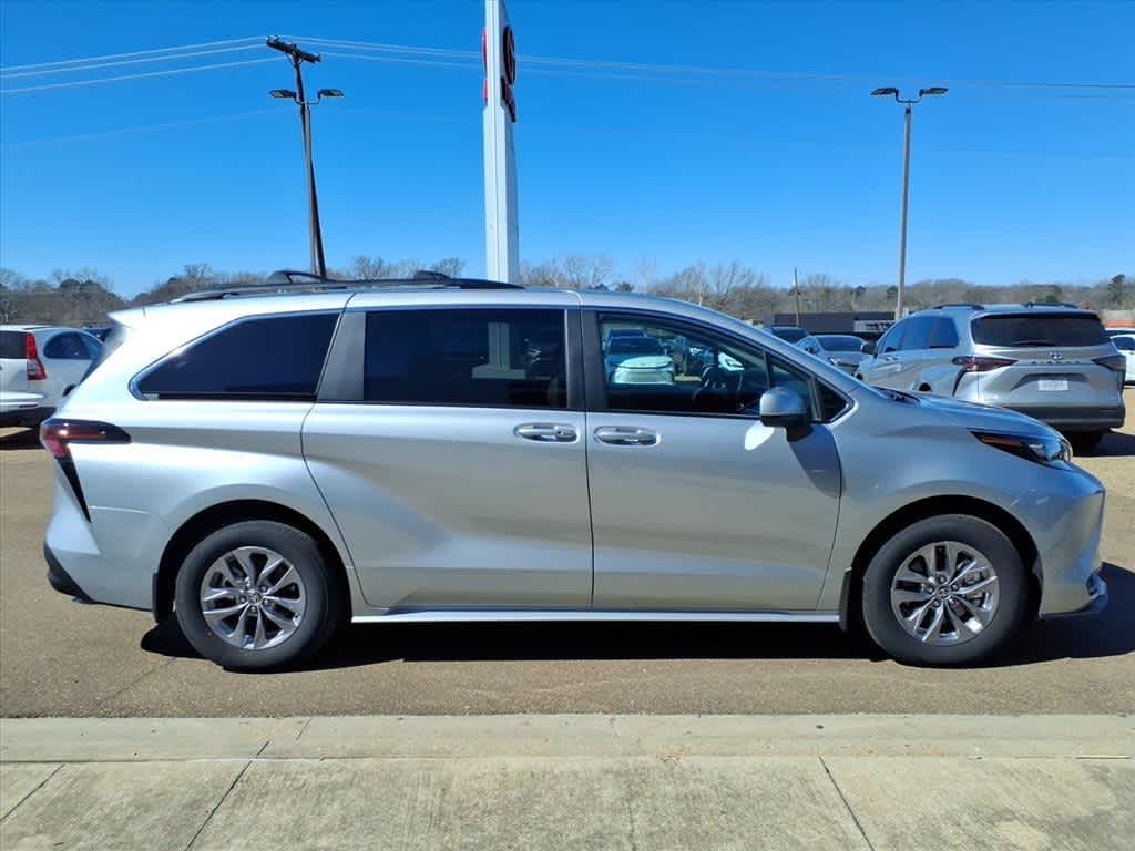 Thumbnail: 2025 Toyota Sienna - 4