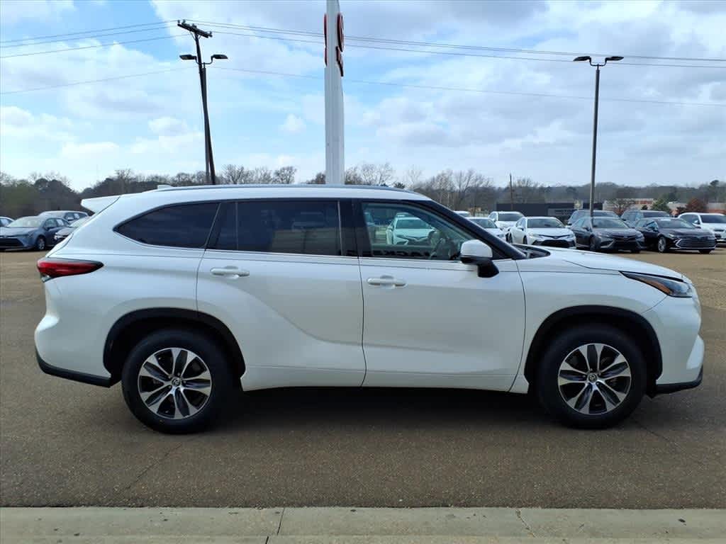 Thumbnail: 2021 Toyota Highlander - 4