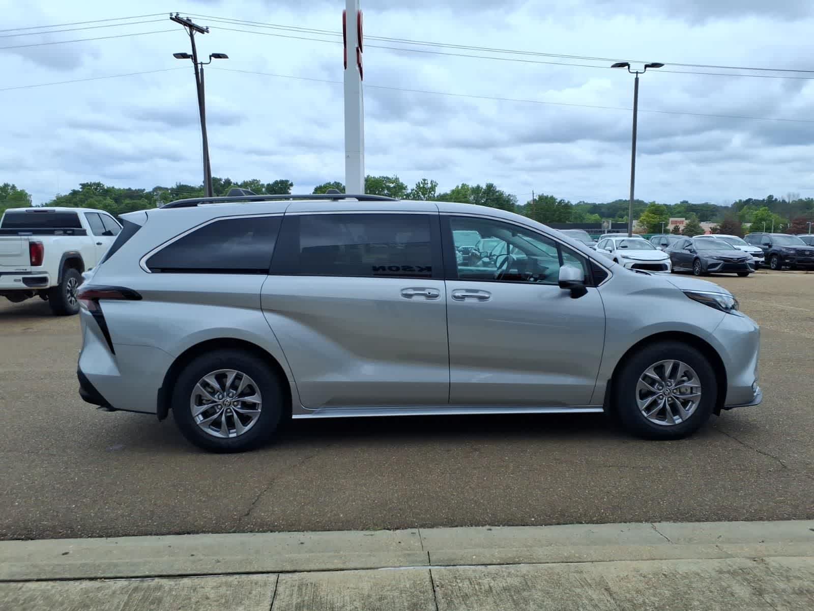 Thumbnail: 2025 Toyota Sienna - 4
