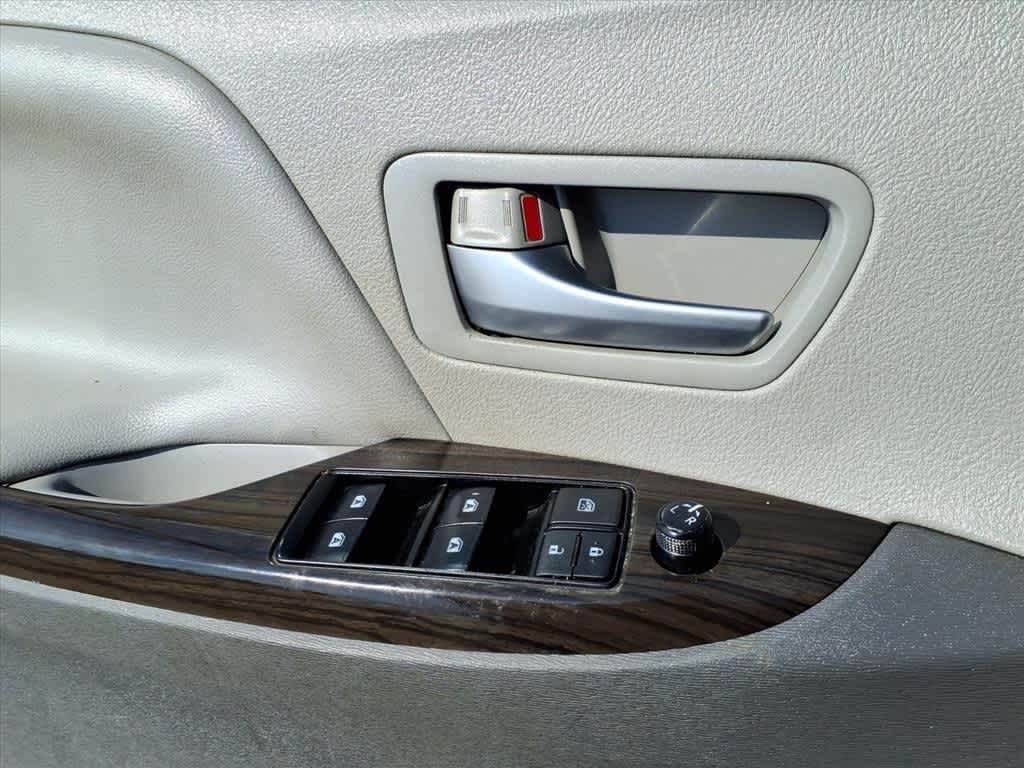 Thumbnail: 2019 Toyota Sienna - 13