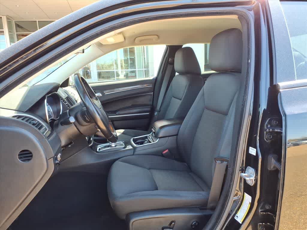 Thumbnail: 2019 Chrysler 300 - 25