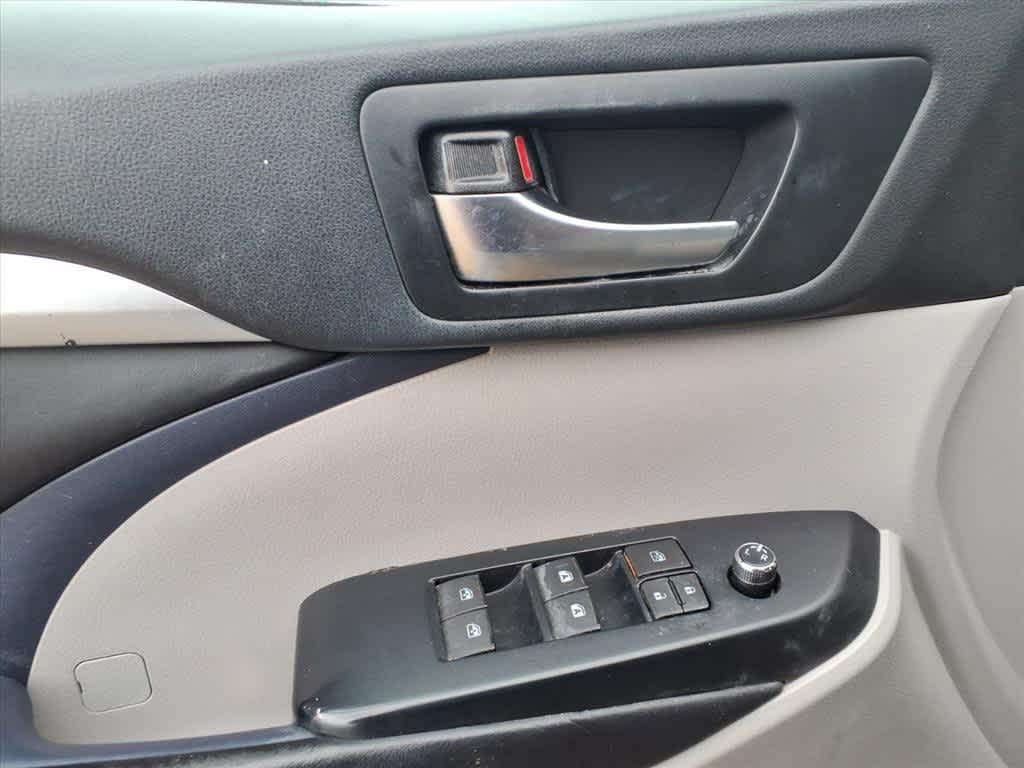 Thumbnail: 2019 Toyota Highlander - 13