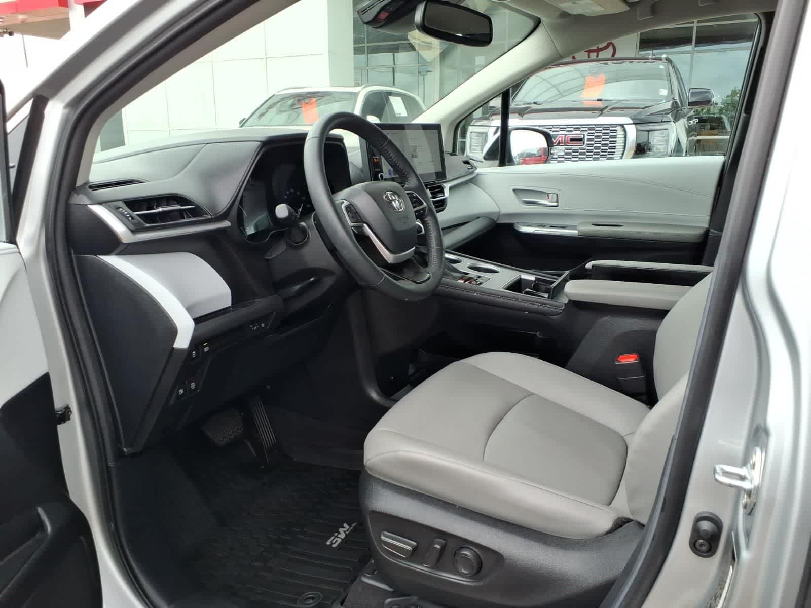 Thumbnail: 2025 Toyota Sienna - 27