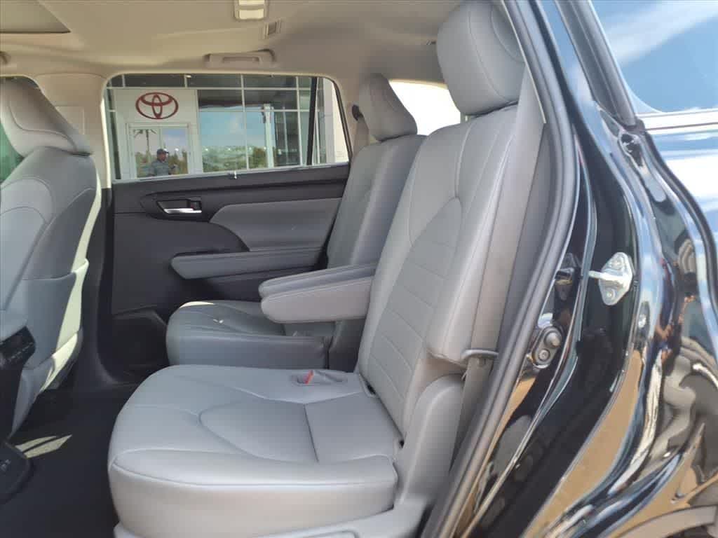 Thumbnail: 2020 Toyota Highlander - 29