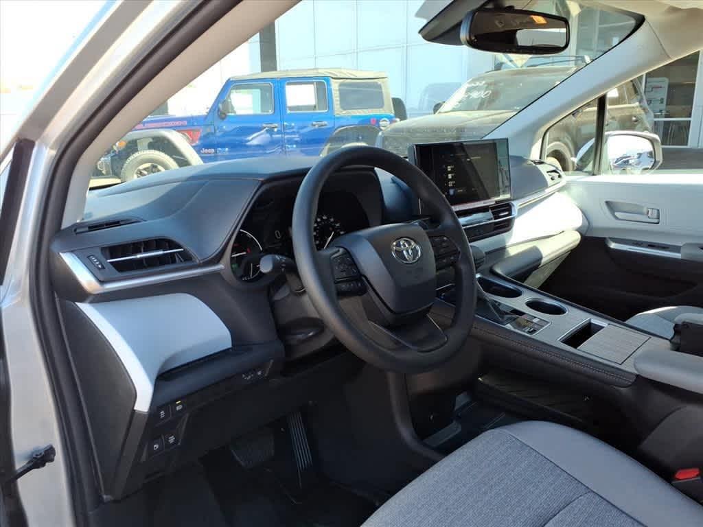 Thumbnail: 2025 Toyota Sienna - 10