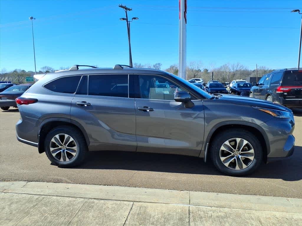 Thumbnail: 2021 Toyota Highlander - 4