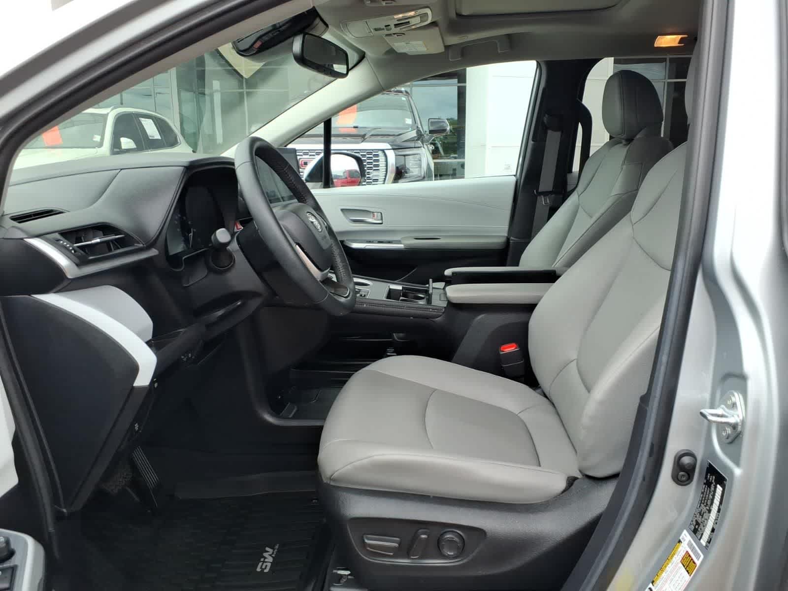 Thumbnail: 2025 Toyota Sienna - 25