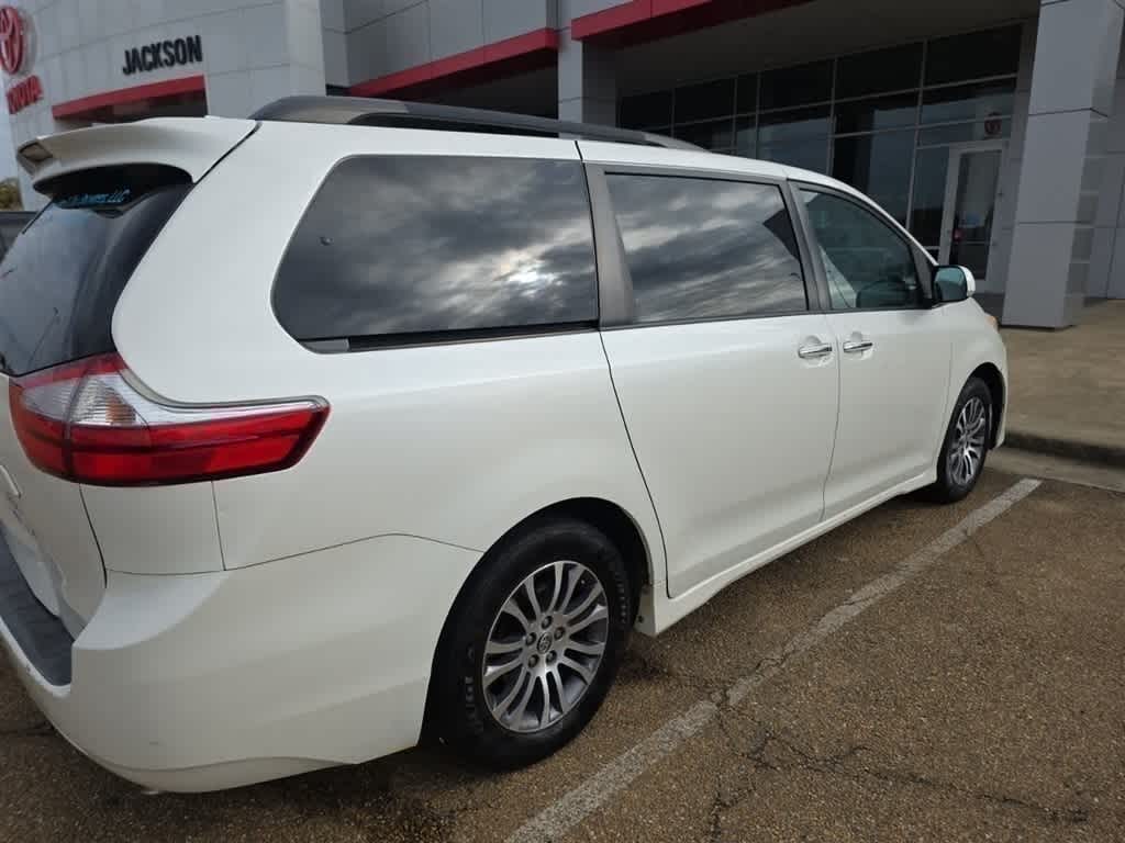 Thumbnail: 2019 Toyota Sienna - 3