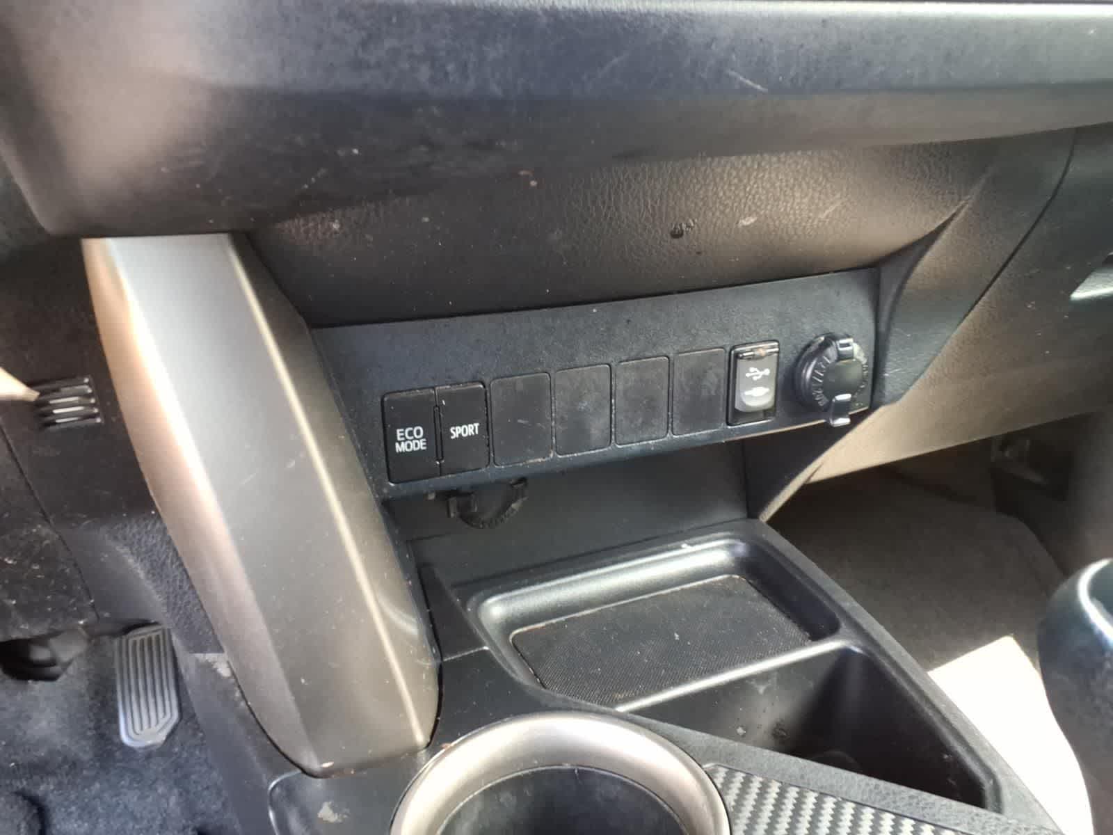 Thumbnail: 2015 Toyota RAV4 - 20