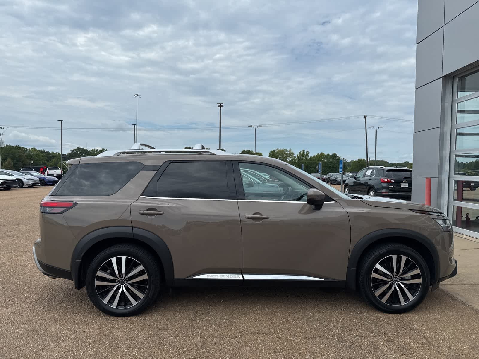 Thumbnail: 2023 Nissan Pathfinder - 3