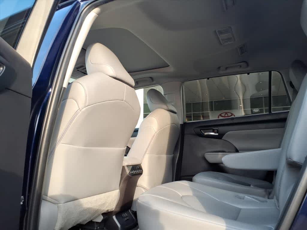 Thumbnail: 2023 Toyota Highlander - 30