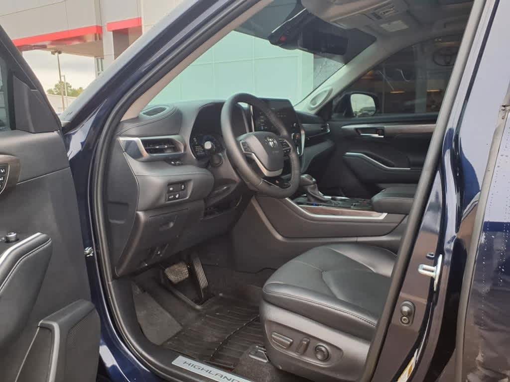 Thumbnail: 2024 Toyota Highlander - 25