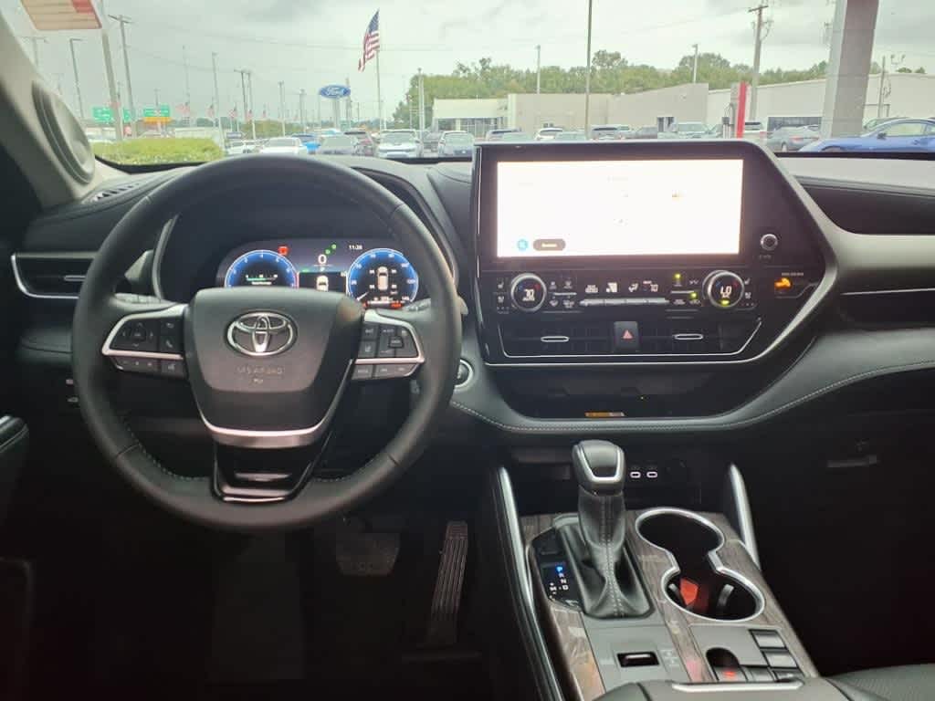 Thumbnail: 2024 Toyota Highlander - 10