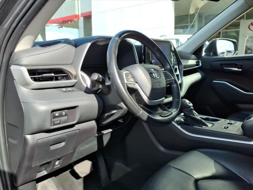 Thumbnail: 2023 Toyota Highlander - 11